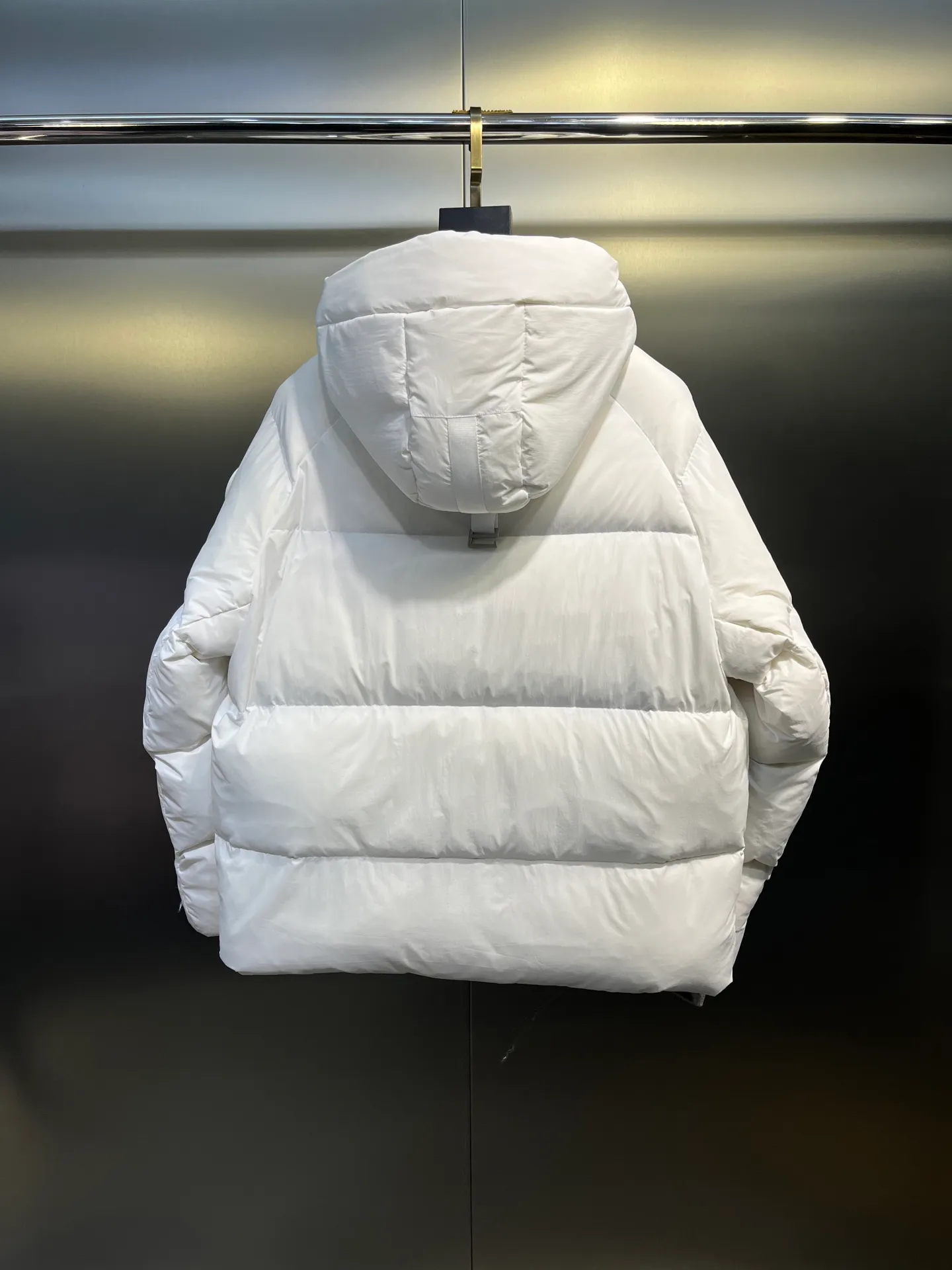 P740 Big Goose Capsule White Label Down Canada Goos* Canada Goose's new limited white label bread jacket, the same style for men and women, filled with 625 fill power white goose down, and the fabric has a satin feel. Suitable for wearing in spring and autumn in various cities, this model has a stand-up collar design, classic and versatile, and has good thermal insulation effect! Fabric + Features: ✅Fabric: 85% polyester, 15% cotton, windproof and waterproof ✅Lining: 100% polyester, windproof and waterproof ✅Filling: 80% pure white duck down, 20% pure white feathers ✅Fillness: 625 ✅Care instructions: Dry cleaning ✅Zipper: Genuine YKK two-way entrance zipper ✅TEI Temperature Feeling Index 1: Lightweight minus 5 degrees to 5 degrees Technology: ✅The fabric is made of CORDURA polyamide fabric, which is a new functional fabric and a leading technological product. The durability is 2 times higher than ordinary nylon fabric. Wear resistance, strong tear resistance, good hand feel and good color. ✅The liner is filled with imported 625 fill power 90 white duck down, the liner is reinforced with anti-runaway velvet liner, and the fly on the front center fly is designed with snap buttons to prevent ventilation and rain. Whether it is hiking, urban walking or polar exploration, this model can help you find the Cana that suits your body, activities and lifestyle. Color: pink, blue, black, white Size: xs-l